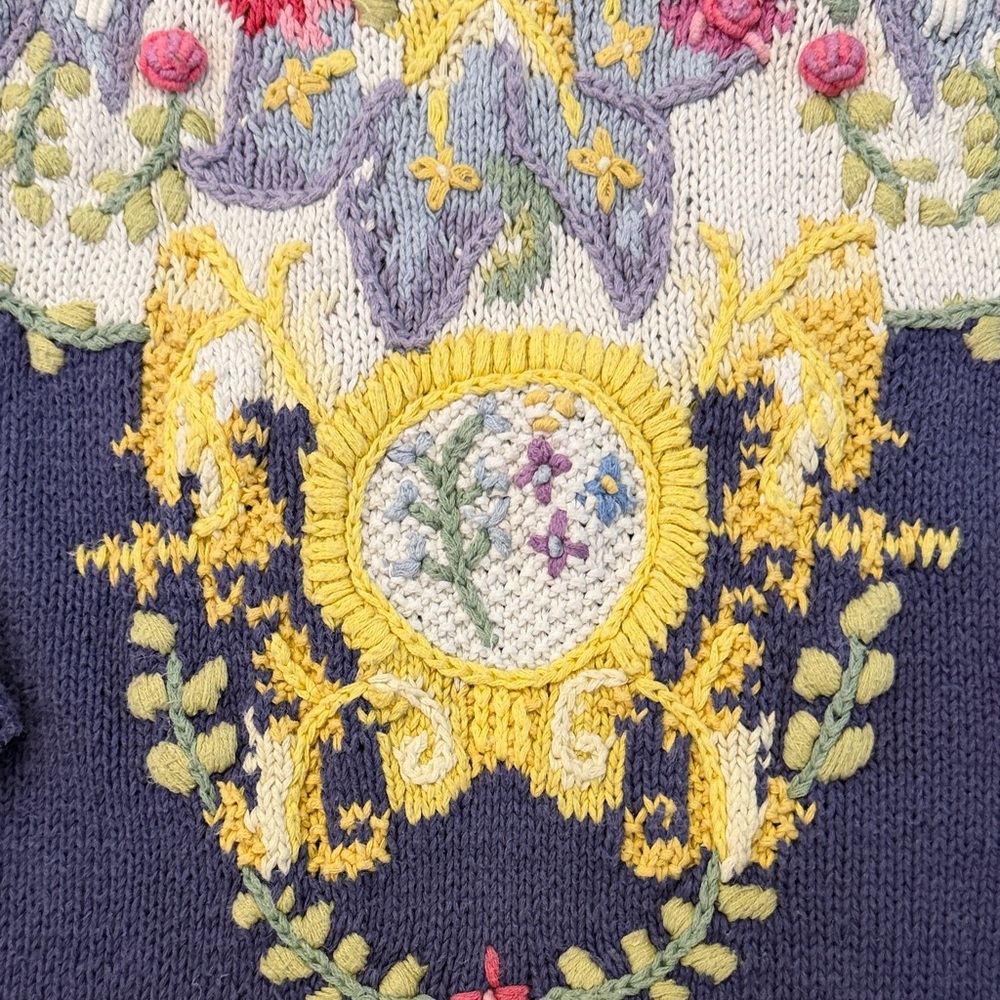 Vintage Floral Embroidered Women's Sweater - Blue and White. Hand knit - Picture 7 of 16